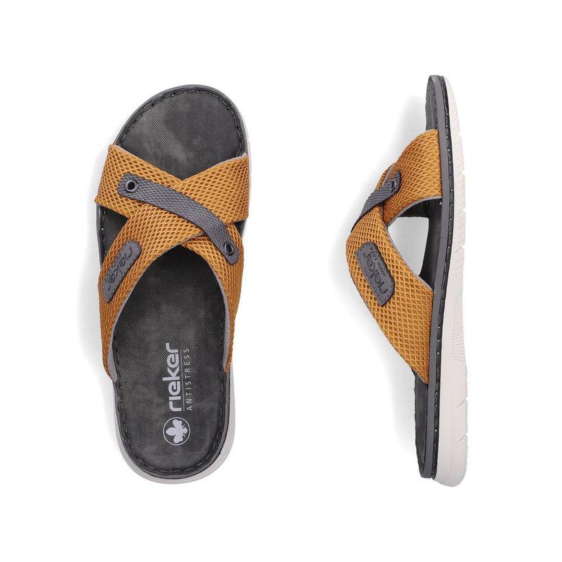 Ockerfarbene Rieker Herren Pantoletten 21340-68 mit der Komfortweite G. Schuh von oben, liegend.