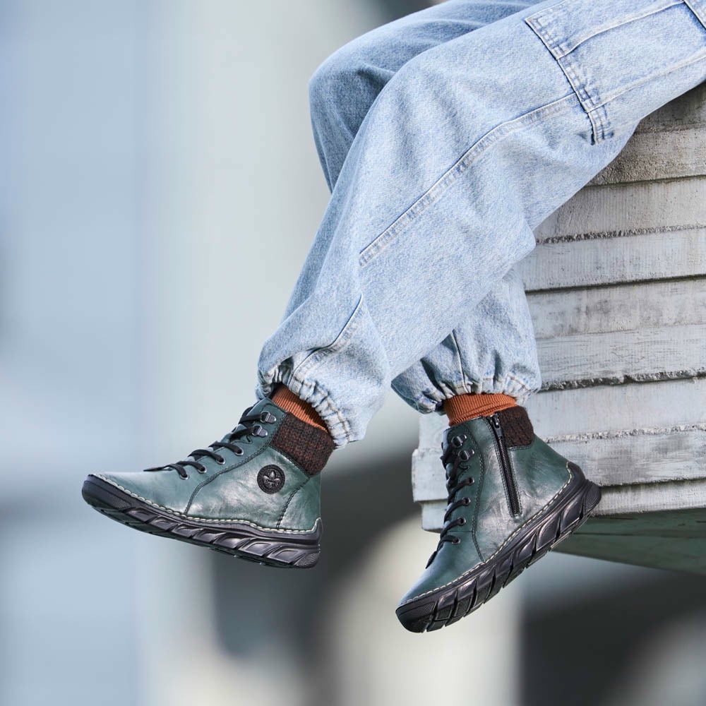 Grüne Rieker Damen Schnürstiefel 55040-54 getragen