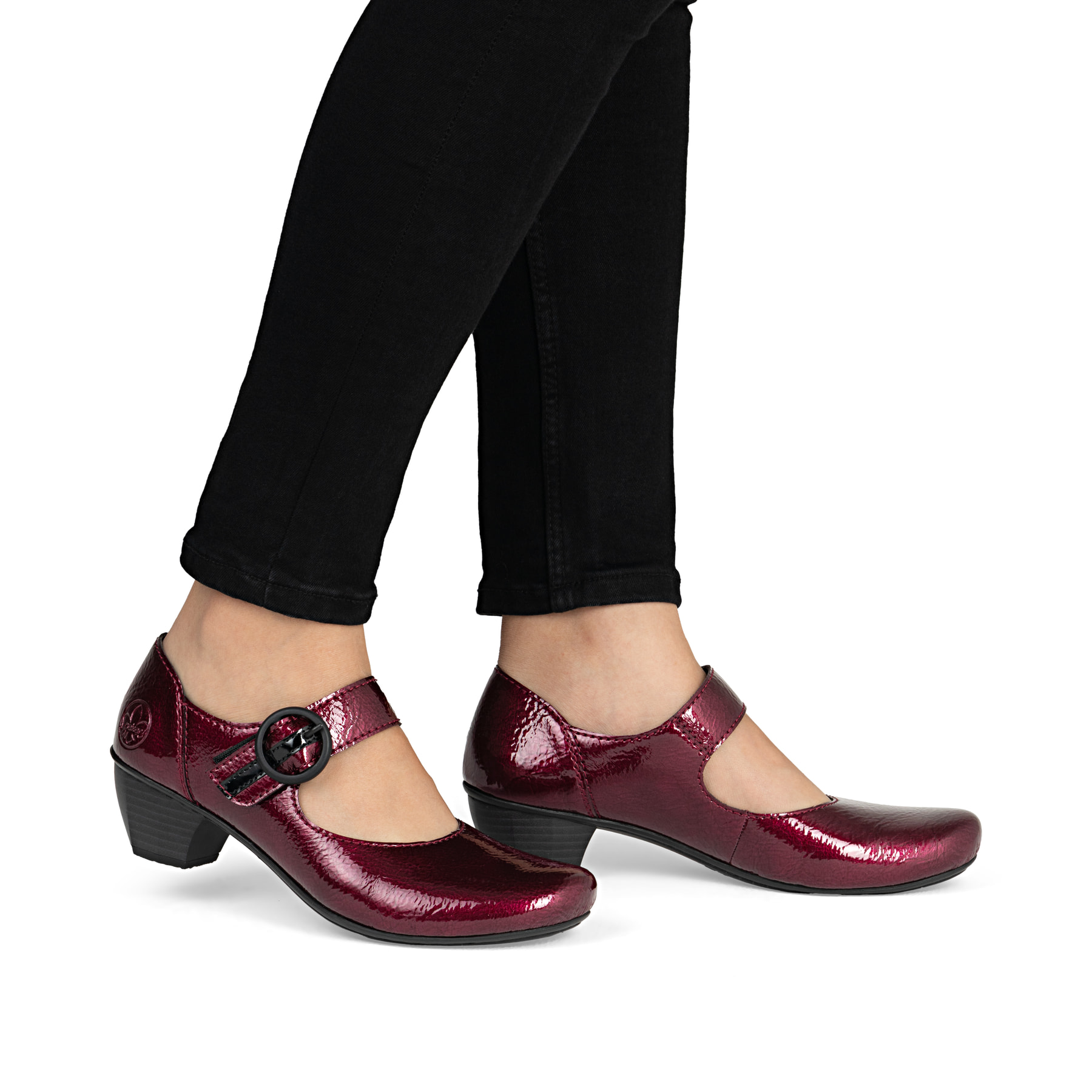 Escarpins Rieker rouges pour femme 41756-33 avec boucle. Chaussure au pied.
