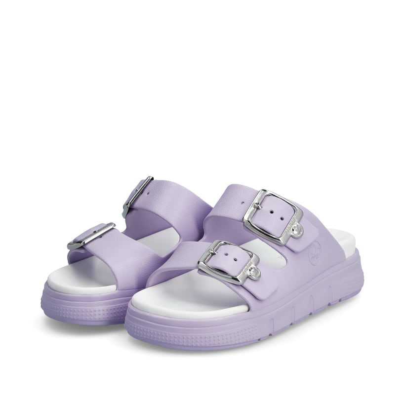 Fliederfarbene Rieker Damen Pantoletten P2180-30 mit einer Schnalle. Schuhpaar seitlich schräg.