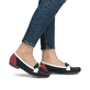 Blaue Rieker Damen Loafer 40065-14 mit der schmalen Passform E 1/2. Schuh am Fuß.
