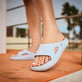 Blaue Rieker Damen Pantoletten W3450-10 mit flexibler und ultraleichter Sohle. Schuh am Model.