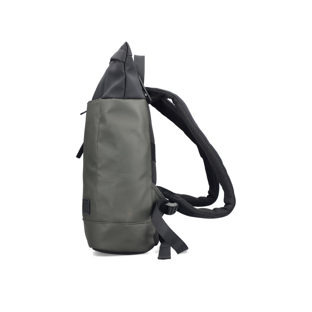 Sac à dos Rieker H5101-54 vert avec fermeture éclair, compartiment rembourré pour ordinateur portable et bretelles ajustable. Côté gauche.