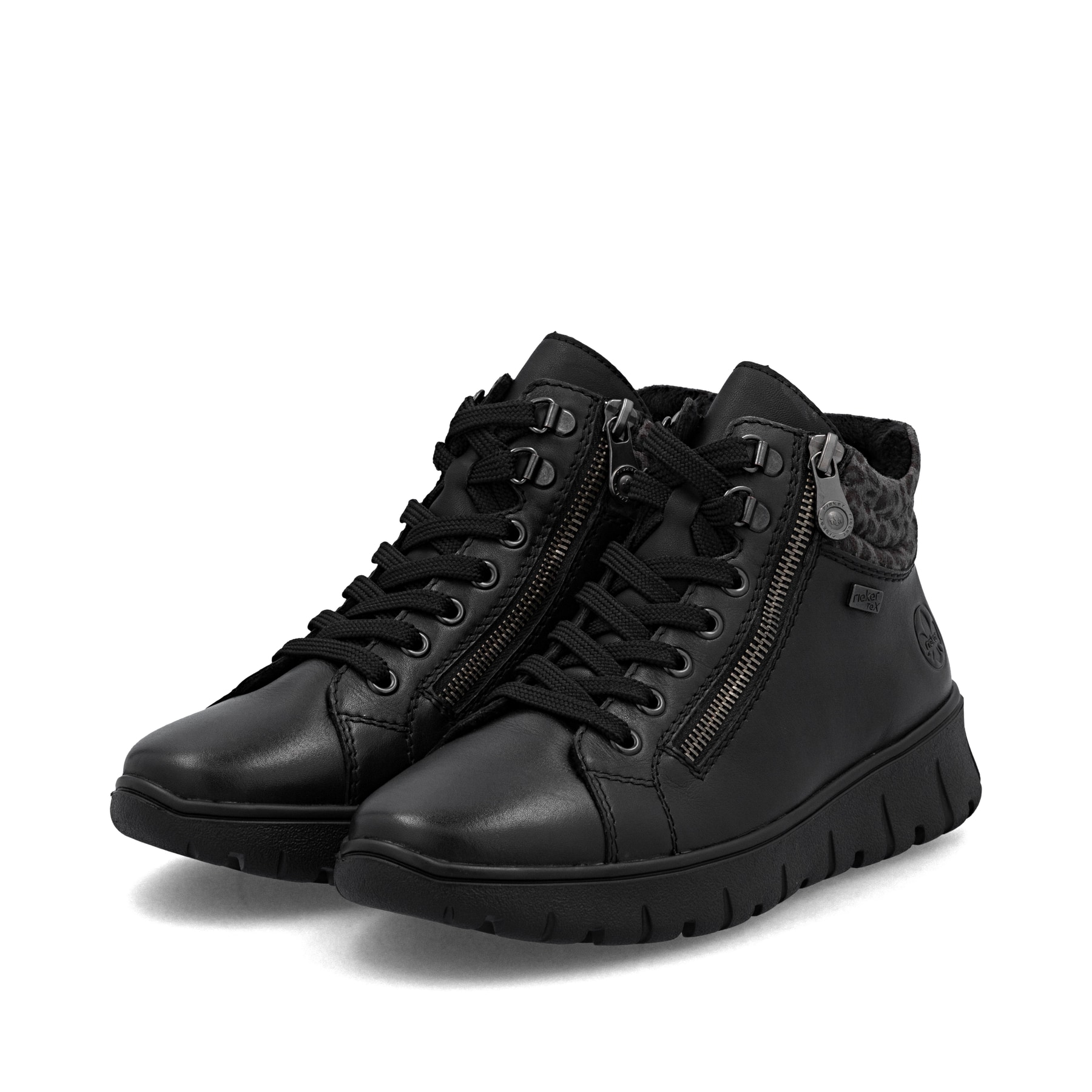 Schwarze Rieker Damen Schnürstiefel N1305-00 aus Glattleder. Schuhpaar seitlich schräg.