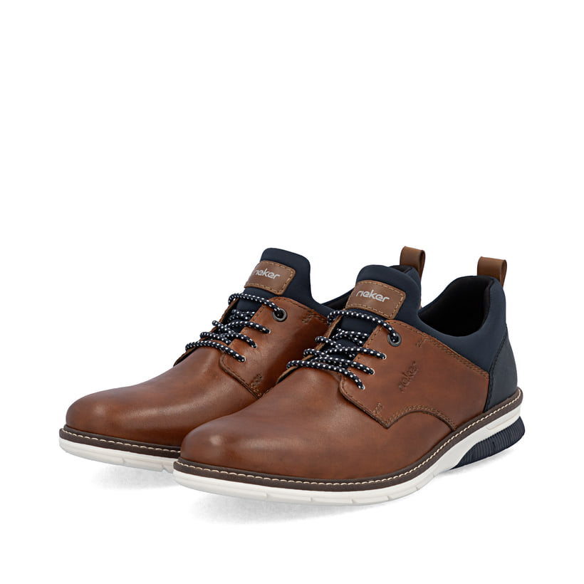 Braune Rieker Herren Slipper 14454-22 aus Glattleder mit einem Gummizug. Schuhpaar seitlich schräg.