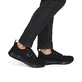 Schwarze Rieker Herren Slipper B9655-00 mit einem Gummizug sowie Komfortweite G. Schuh am Fuß.