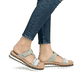 Grüne Rieker Damen Pantoletten V79M6-52 mit modischen Flechtelementen. Schuh am Fuß.