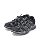 Schwarze Rieker Herren Trekkingsandalen 26770-00 mit einem Klettverschluss. Schuhpaar seitlich schräg.