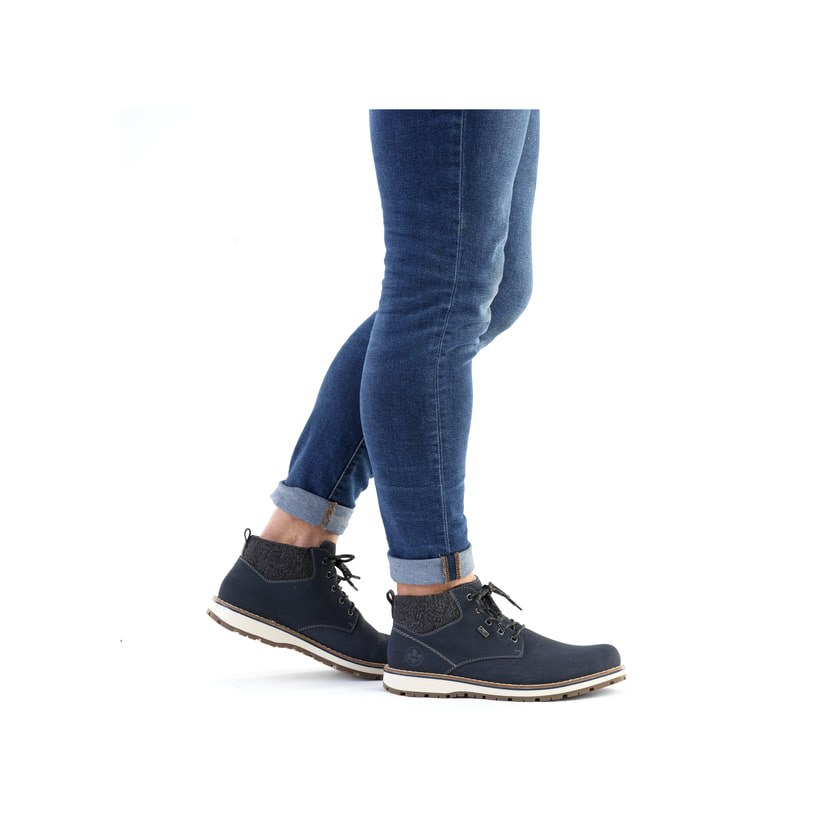 Pazifikblaue Rieker Herren Schnürstiefel 38419-16 mit einer robusten Profilsohle. Schuh am Fuß