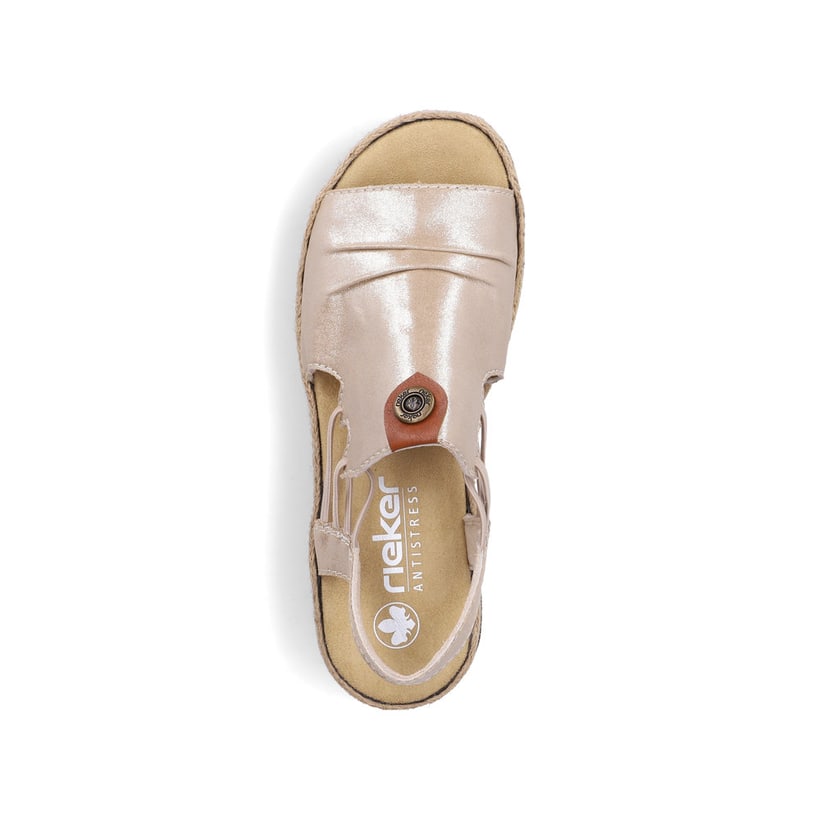 Beige Rieker Keilsandaletten V7972-60 mit metallischem Finish sowie Gummizug. Schuh von oben.