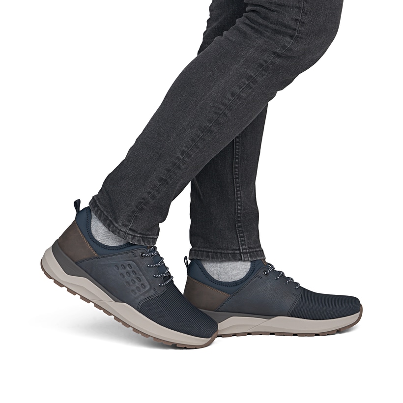 Dunkelblau-braune Rieker Herren Slipper 06058-14 mit Gummizug sowie Extraweite H. Schuh am Fuß.