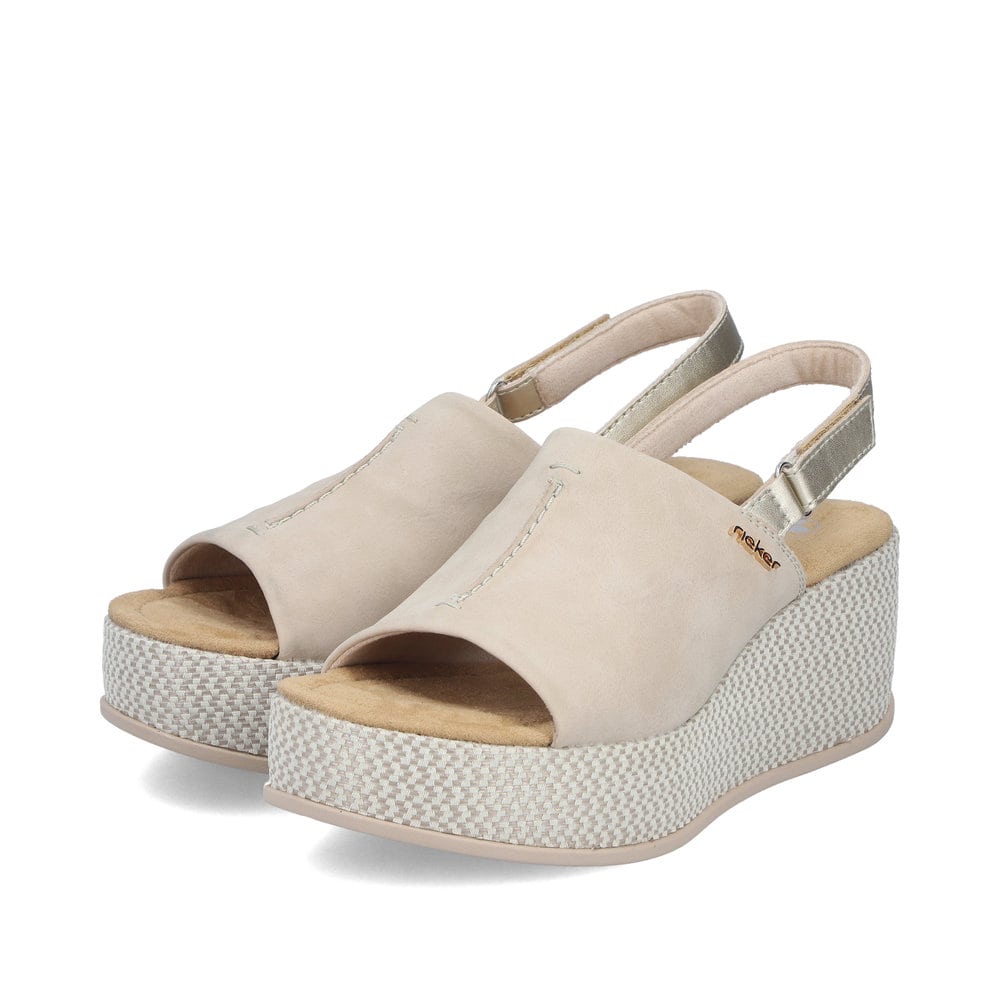 Beige Rieker Damen Sandalen 69460-62 mit moderner Spannnaht. Schuhpaar seitlich schräg.