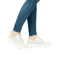 Beige vegane Rieker Damen Slipper M5358-60 mit Gummizug sowie der Komfortweite G. Schuh am Fuß.