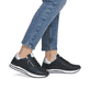 Schwarze Rieker Damen Sneaker Low W2402-00 mit einem Reißverschluss. Schuh am Fuß.