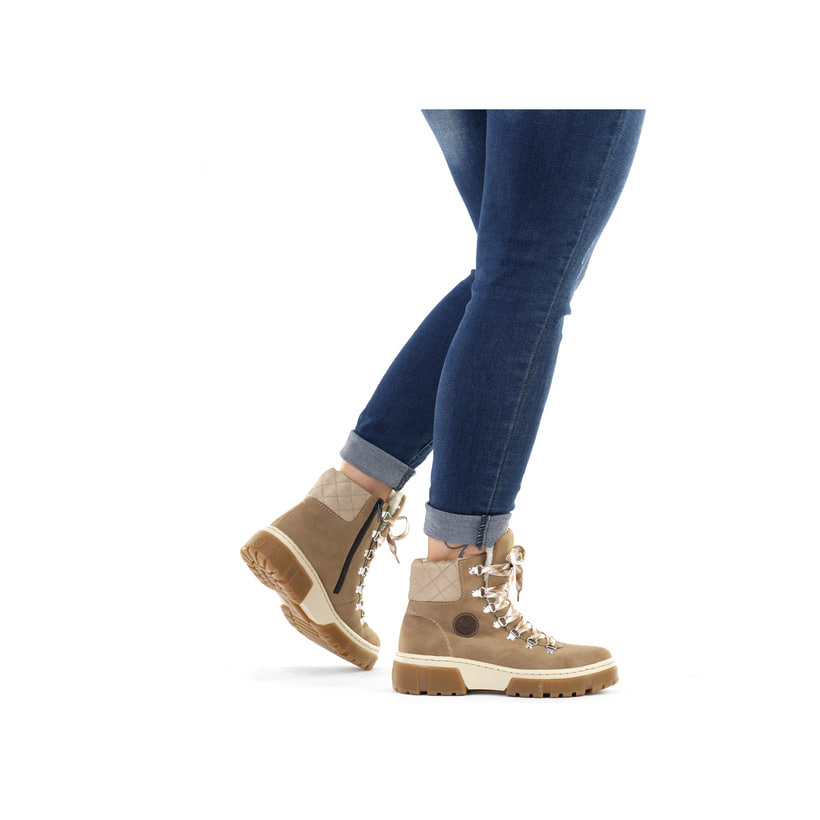Braunbeige Rieker Damen Schnürstiefel X8647-64 mit Schnürung und Reißverschluss. Schuh am Fuß