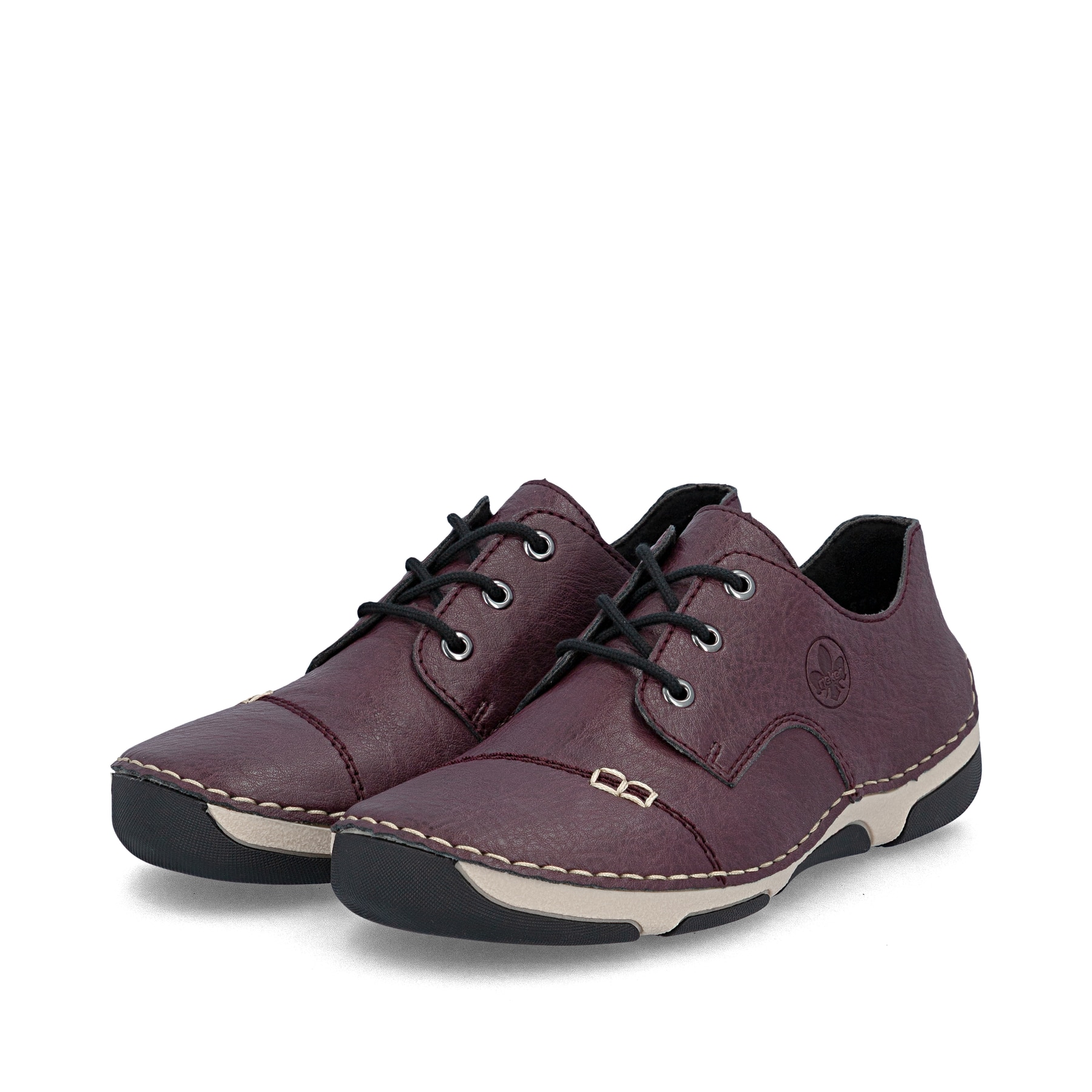 Brombeerfarbene Rieker Damen Schnürschuhe 55920-30 mit modernen Ziernähten. Schuhpaar seitlich schräg.