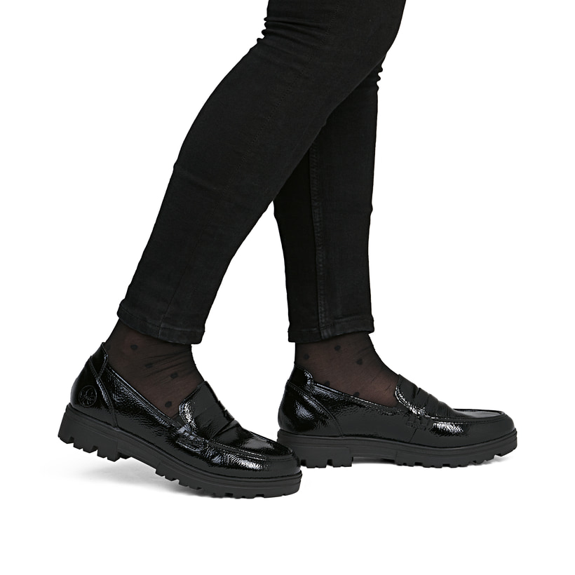 Mocassins Rieker noirs pour femmes 43050-00 avec bande élastique. Chaussure au pied.