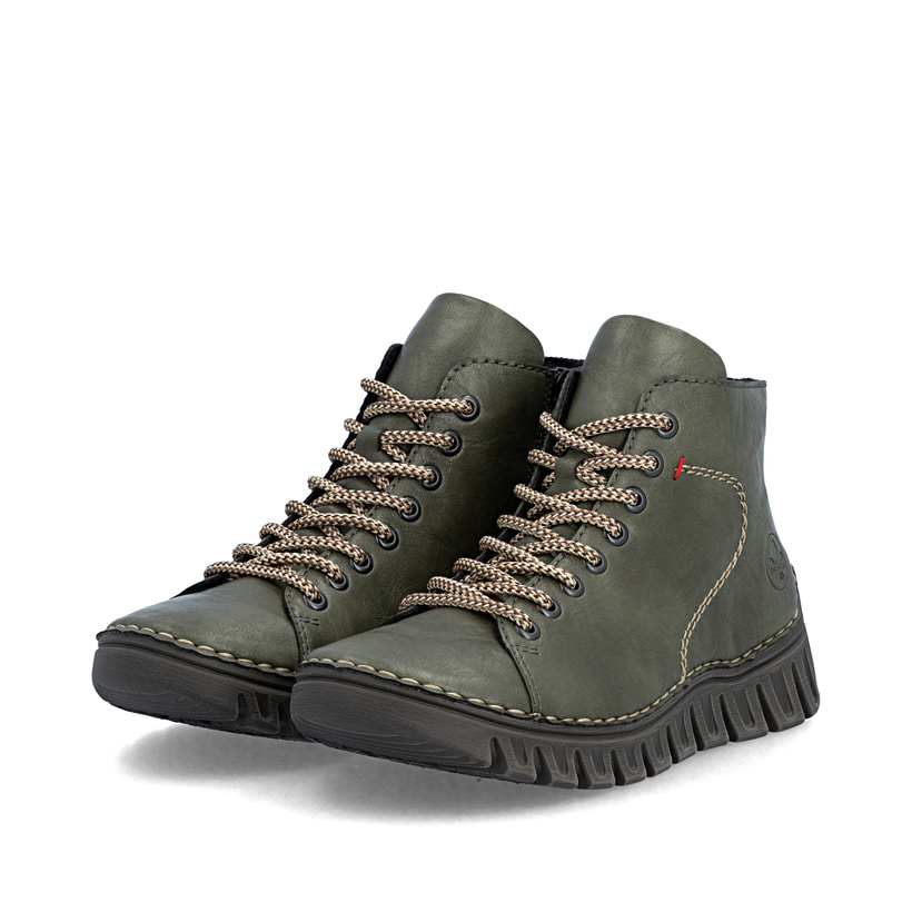 Dunkelgrüne Rieker Damen Schnürstiefel 57501-54 mit modernen Ziernähten. Schuhpaar seitlich schräg.