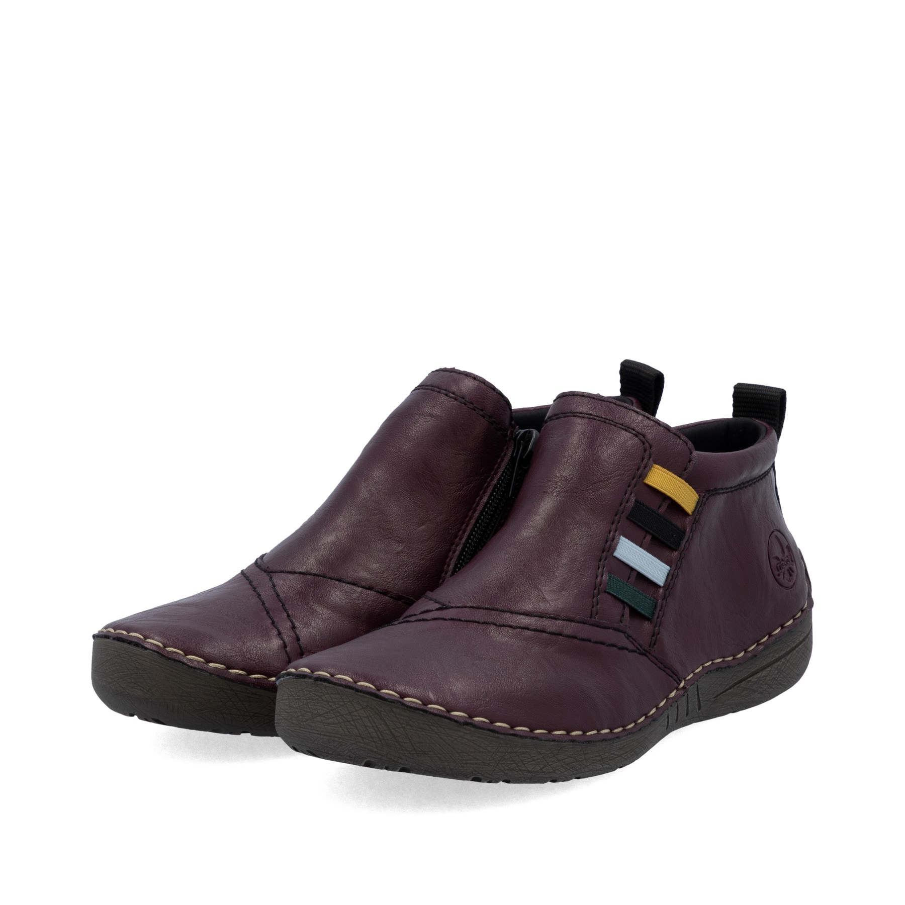 Dunkelrote Rieker Damen Kurzstiefel 52584-30 mit einem Reißverschluss. Schuhpaar seitlich schräg.