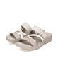 Champagnerfarbene Rieker Damen Pantoletten V4652-90 mit einem Klettverschluss. Schuhpaar seitlich schräg.
