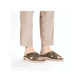 Grüne Rieker Herren Pantoletten 29083-52 mit Rieker Air Sohlenfenster. Schuh am Fuß.