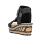 Schwarze Rieker Keilsandaletten 68191-00 mit trendigen Schnalle. Schuh von hinten.