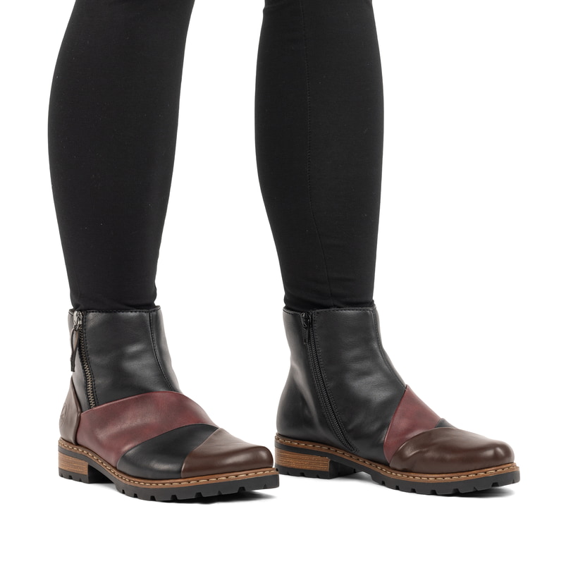 Dunkelblau-weinrote Rieker Damen Kurzstiefel Z9356-90 mit einem Reißverschluss. Schuh am Fuß.