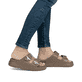 Braune Rieker Damen Pantoletten P2180-24 mit Schnallen sowie ultraleichter Sohle. Schuh am Fuß.