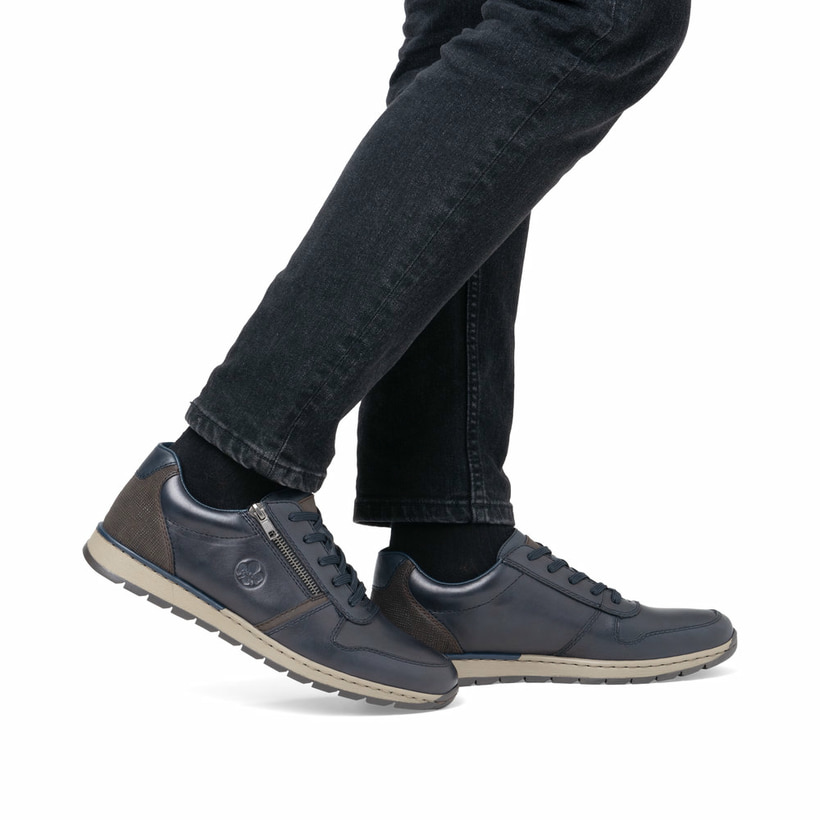 Blaue Rieker Herren Sneaker Low B2112-14 aus Glattleder mit geprägtem Seitenlogo. Schuh am Fuß.
