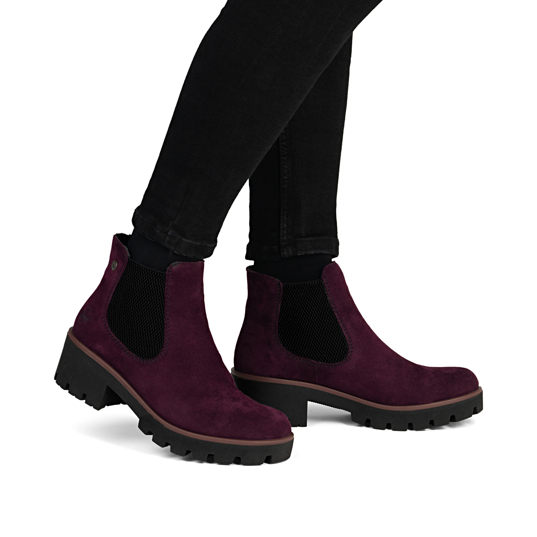 Dunkelrote Rieker Damen Chelsea Boots 79265-30 aus Rauleder mit einem Gummizug. Schuh am Fuß.