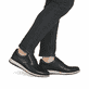 Schwarze Rieker Herren Schnürschuhe 14706-00 aus Glattleder mit Reißverschluss. Schuh am Fuß.
