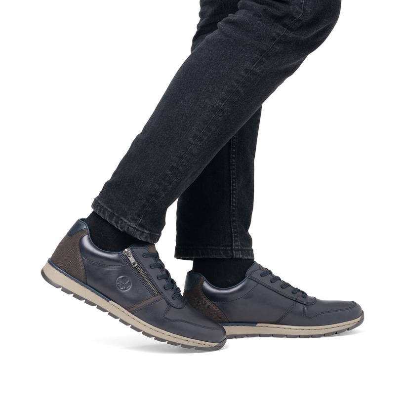 Baskets basses Rieker bleues pour homme B2112-14 en cuir lisse. Chaussure au pied.