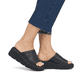 Schwarze Rieker Damen Pantoletten W1551-00 mit flexibler Sohle. Schuh am Fuß.