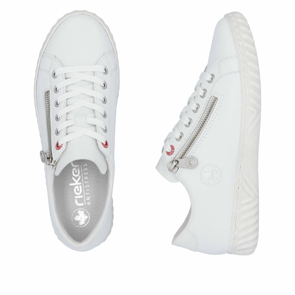 Baskets basses Rieker blanches pour femme N0900-81 en cuir lisse. Chaussure vue de dessus, couchée.