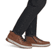 Braune Rieker Herren Sneaker High 37006-25 mit Reißverschluss sowie Extraweite H. Schuh am Fuß.