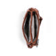 Sac bandoulière Rieker H1005-22 en marron avec fermeture éclair et pendentif en forme de cœur. Ouvert.