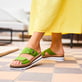 Grüne Rieker Damen Pantoletten V7982-52 mit einem Klettverschluss. Schuh am Model. 