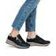 Schwarze Rieker Damen Sneaker Low N9501-00 mit Reißverschluss sowie Extraweite H. Schuh am Fuß.
