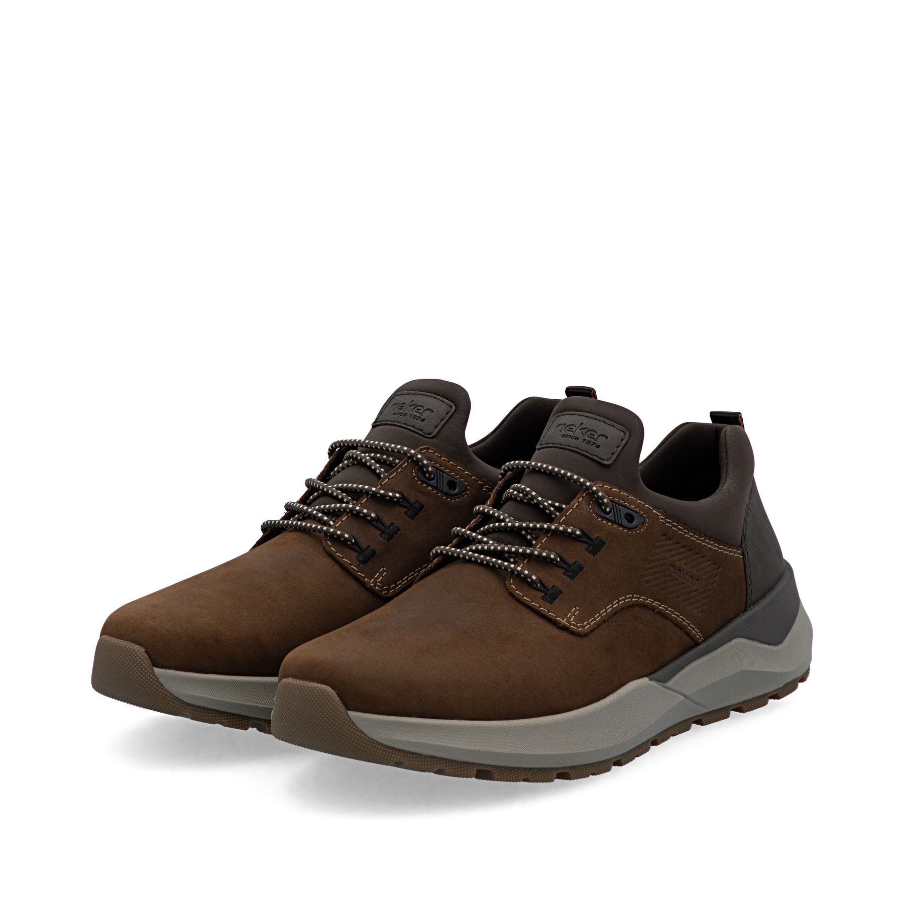 Dunkelbraune Rieker Herren Slipper 06050-22 aus Rauleder mit einem Gummizug. Schuhpaar seitlich schräg.