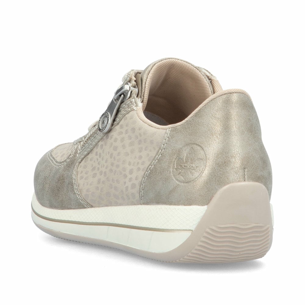 Baskets basses Rieker beiges pour femme N1112-60 avec fermeture éclair. Chaussure vue de l'arrière.