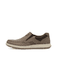 Braune Rieker Herren Slipper 17368-25 mit einem Gummizug sowie der Extraweite H. Schuh Außenseite.