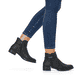 
Tiefschwarze Rieker Damen Stiefeletten 73488-00 mit Reißverschluss sowie Blockabsatz. Schuh am Fuß