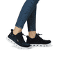 Schwarze Rieker Damen Sneaker Low M6066-01 mit Gummizug sowie flexibler Sohle. Schuh am Fuß.