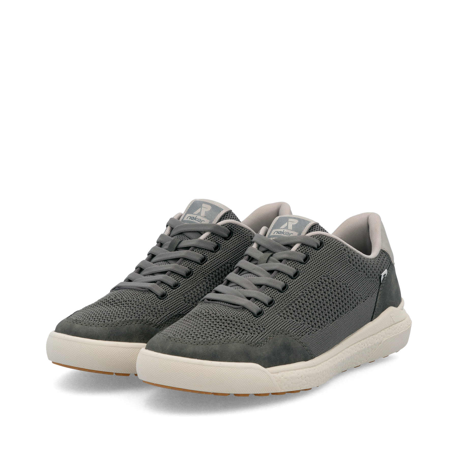 Graue Rieker Herren Sneaker Low U1104-45 mit einer Schnürung. Schuhpaar seitlich schräg.