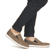 Braune Rieker Herren Slipper 18266-26 mit einem Elastikeinsatz. Schuh am Fuß.