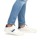 Weiße Rieker Herren Sneaker Low U0705-80 mit einer Schnürung. Schuh am Fuß.