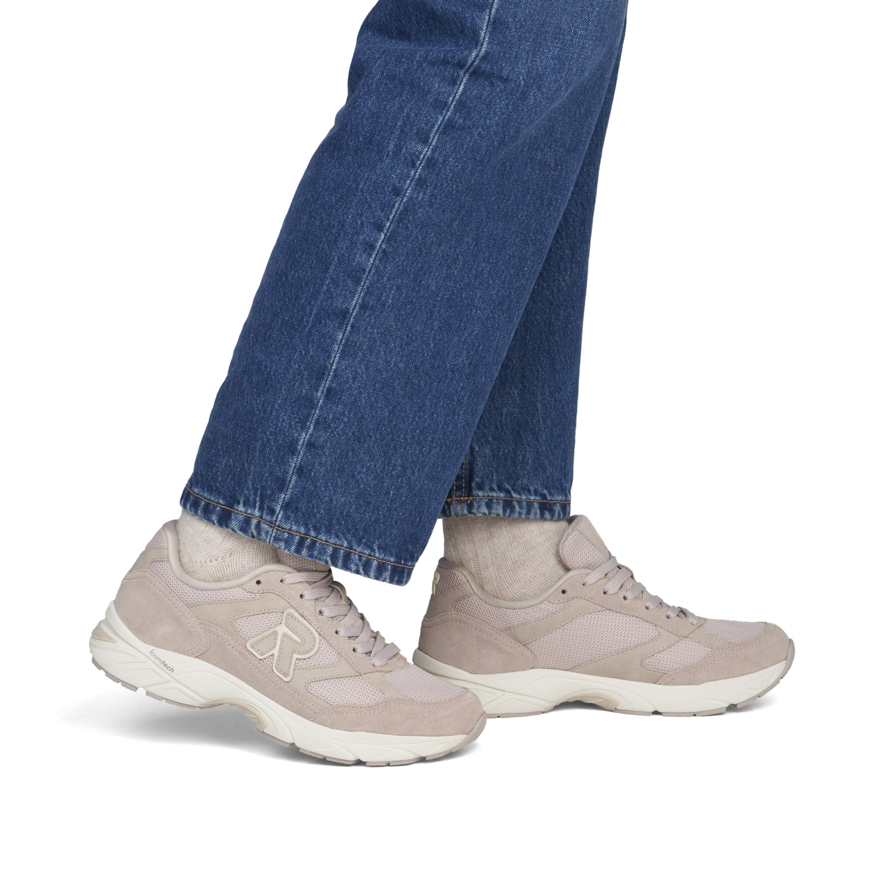 Beige Rieker Sport Damen Sneaker Low W4201-60. Schuh am Fuß.