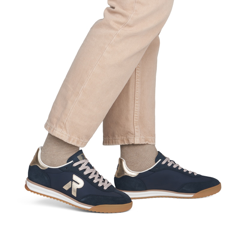 Blaue Rieker Sport Damen Sneaker Low W4000-15. Schuh am Fuß.
