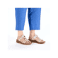 Beige Rieker Damen Pantoletten V2864-60 mit Schmuckelementen. Schuh am Fuß.