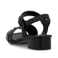 Schwarze Rieker Riemchensandaletten 62685-00 mit trendigen Schnalle. Schuh von hinten.